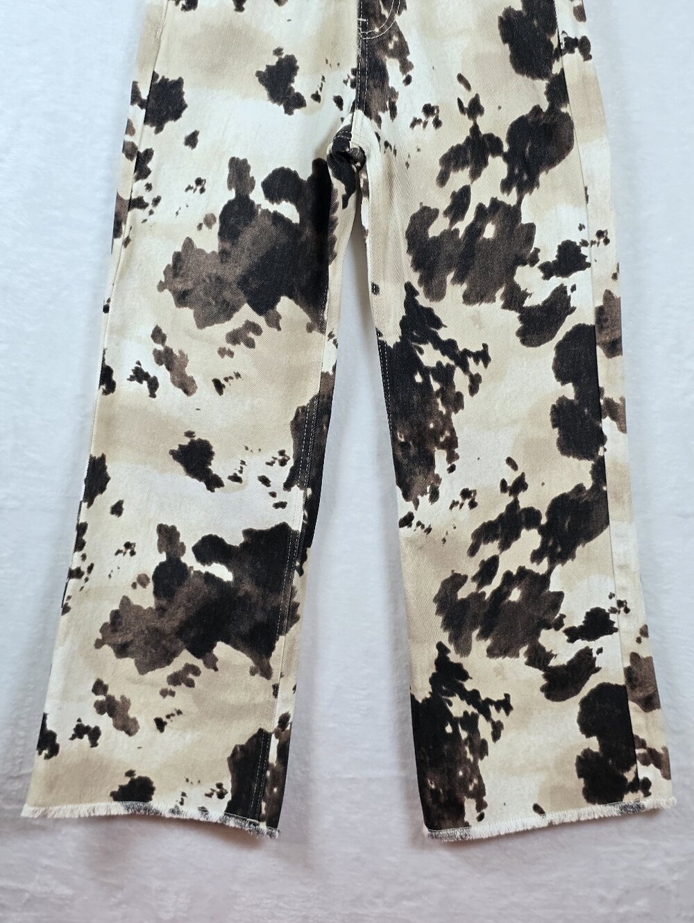 PrettyLittleThing Petite Cow Print Wide Leg Jeans Raw Hem Brown Tan Sz.00 - Picture 5 of 14